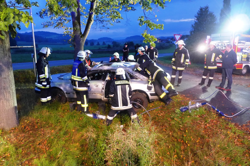 Technische Hilfeleistung und Personenrettung bei der Feuerwehrübung in Katzbach