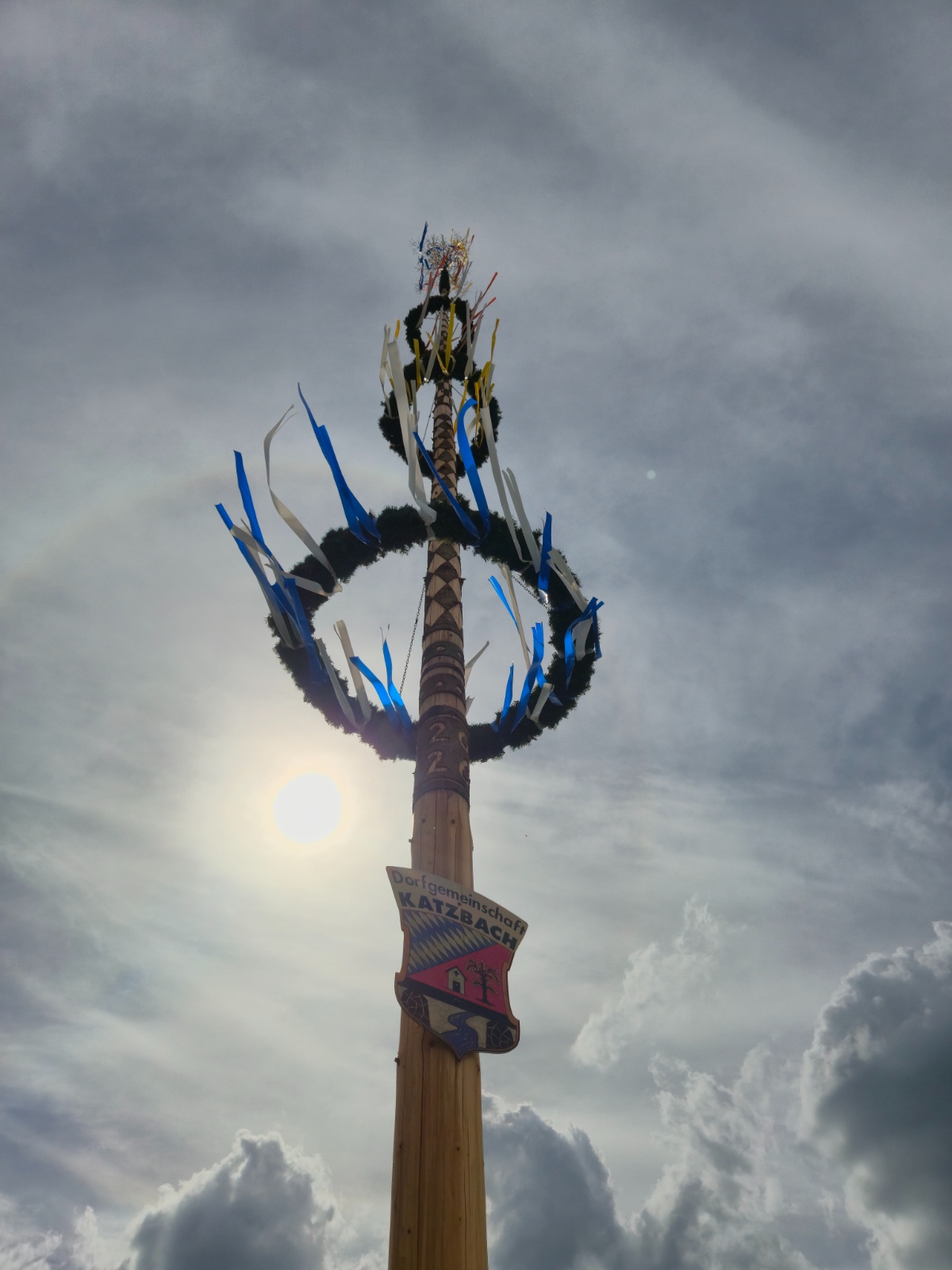 Traditioneller Maibaum in Katzbach. Foto: Teliatnikova Mariia, 2026