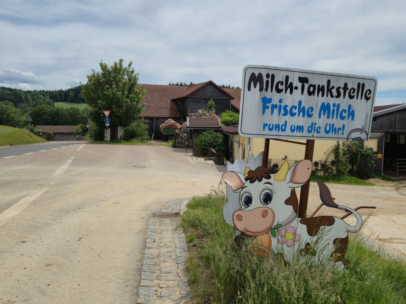 Hinweisschild der Milch-Tankstelle vom Familienhof Ederer an der Einfahrt nach Katzbach