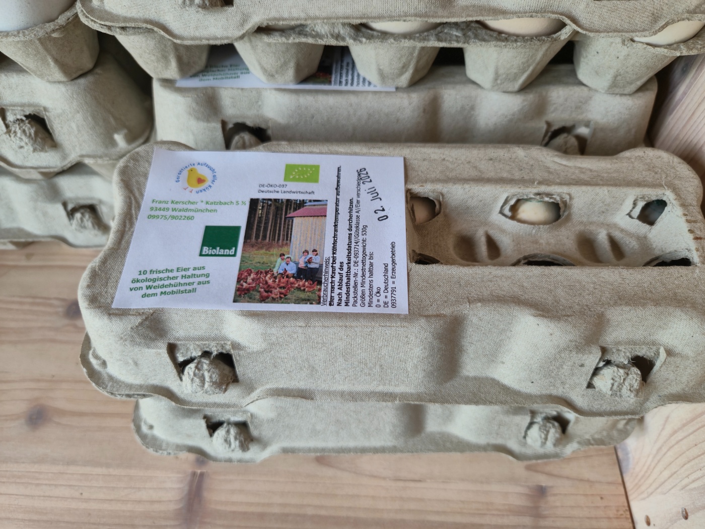 Frische Bio-Eier aus der Region in Eierkartons an der Milch-Tankstelle Katzbach