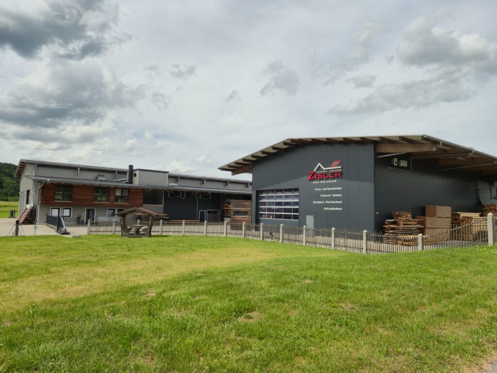 Moderne Produktionshalle und Firmengelände der Zimmerei Holzbau Zisler GmbH in Katzbach
