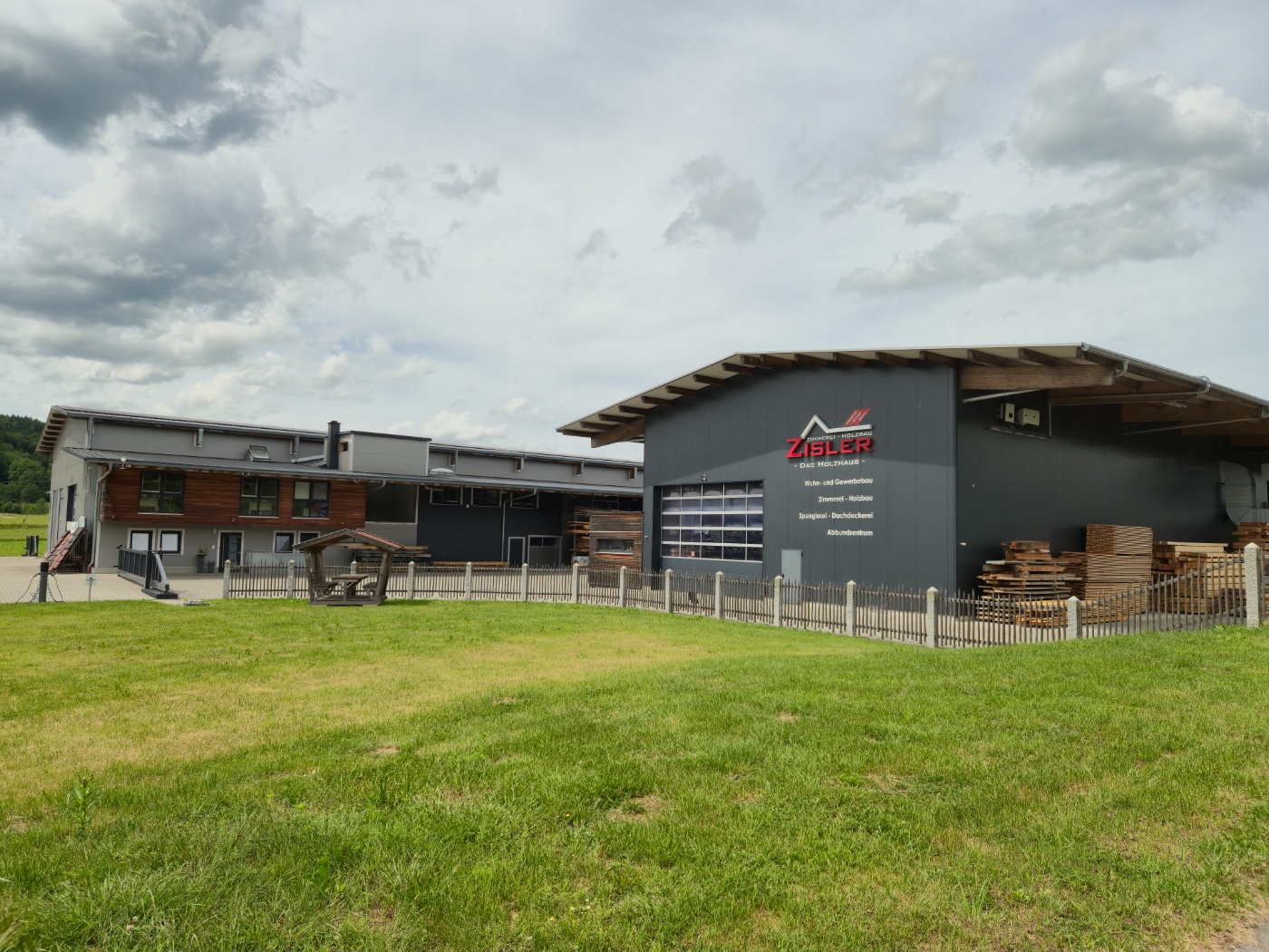 Moderne Produktionshalle und Firmengelände der Zimmerei Holzbau Zisler GmbH in Katzbach