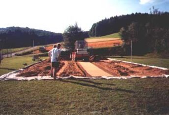 Vorbereitungsarbeiten für das erste Beachvolleyballturnier in Katzbach