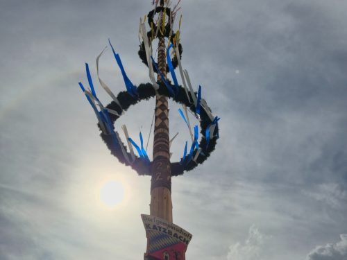Traditioneller Maibaum in Katzbach. Foto: Teliatnikova Mariia, 2026