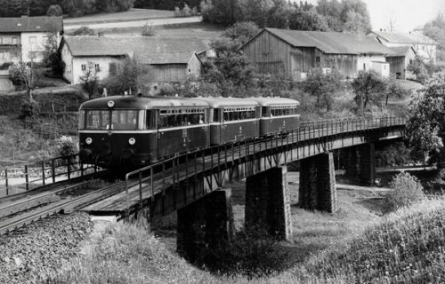 Triebwagen um das Jahr 1972 auf der Brücke in Katzbach
