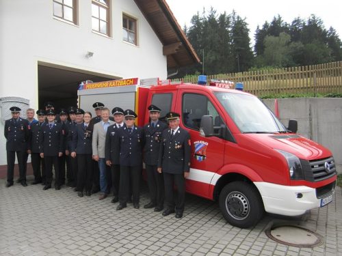 Einsatzfahrzeug und Mannschaft der Freiwilligen Feuerwehr FFW Katzbach