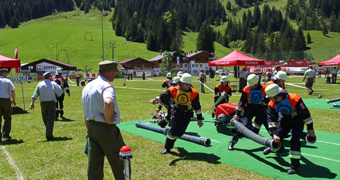 Feuerwehrleute der FFW Katzbach bei der Prüfung für das Leistungsabzeichen